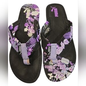 PUMA BLACK AND PURPLE FLORAL LOGO PRINT THONG FLIP-FLOPS. SIZE 7.